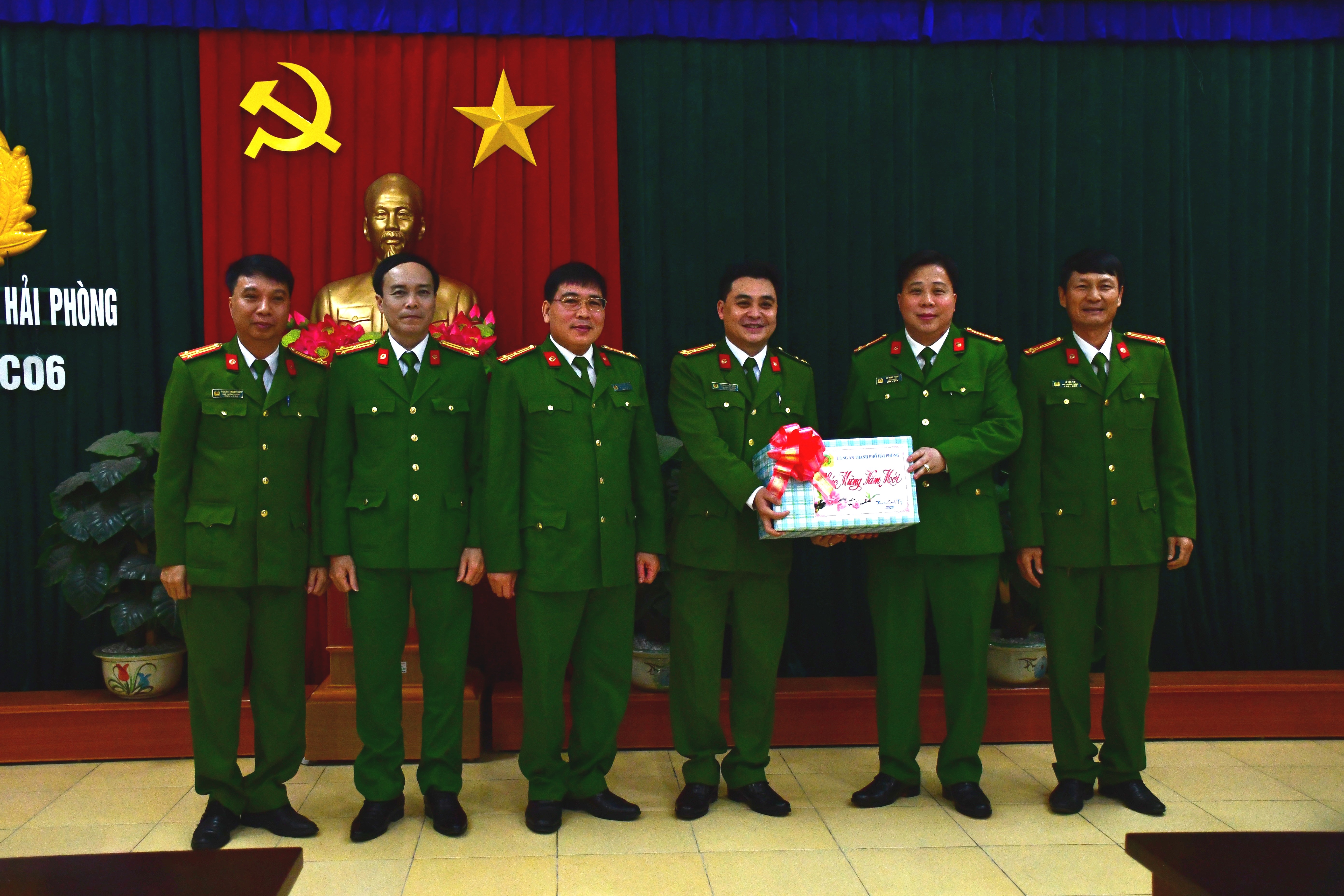 Thượng tá Bùi Trung Thành- Phó Giám đốc CATP chúc tết