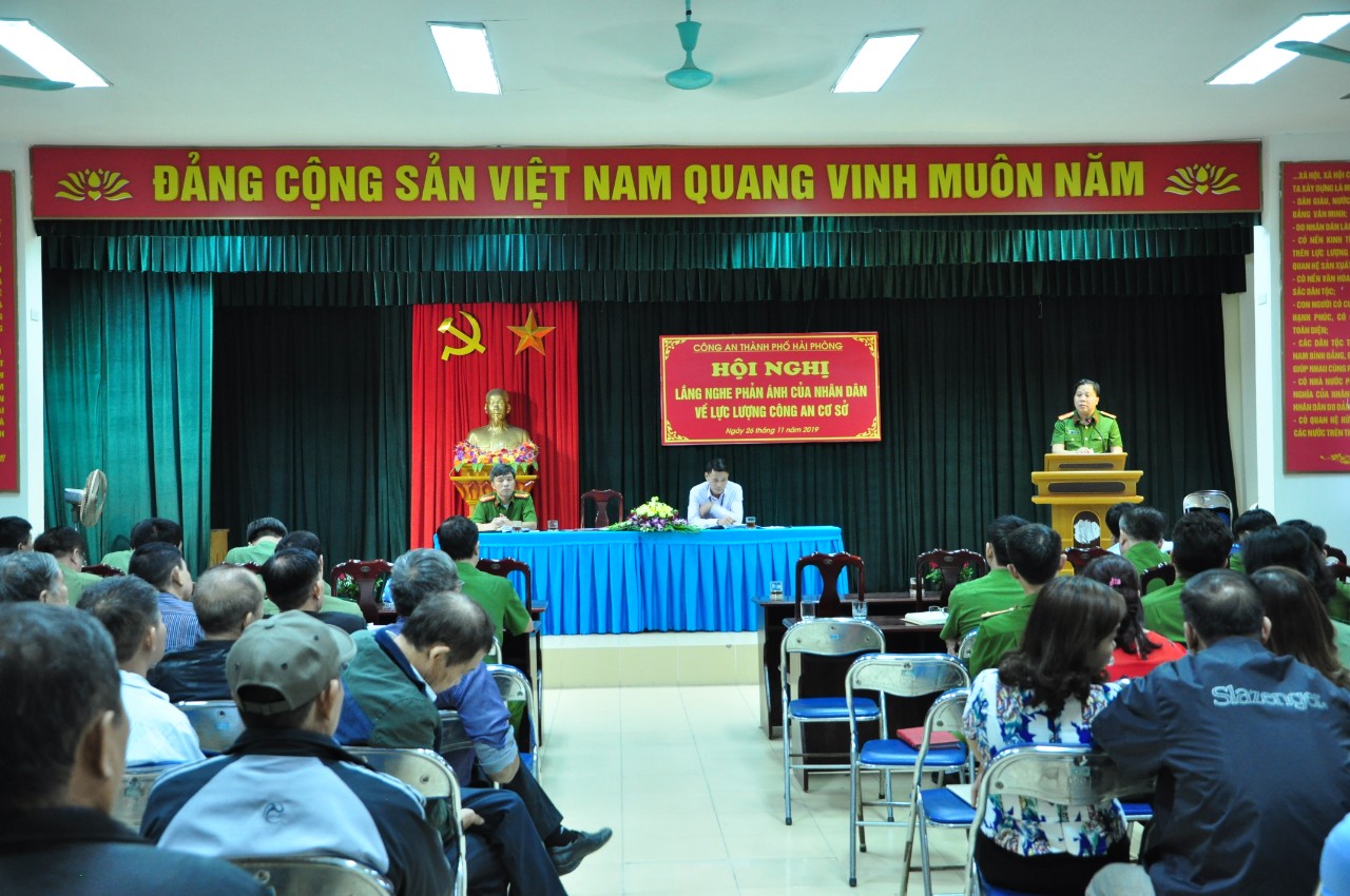 Thượng tá Bùi Trung Thành- Phó Giám đốc CATP lắng nghe ý kiến nhân dân phường Thành Tô, quận Hải An