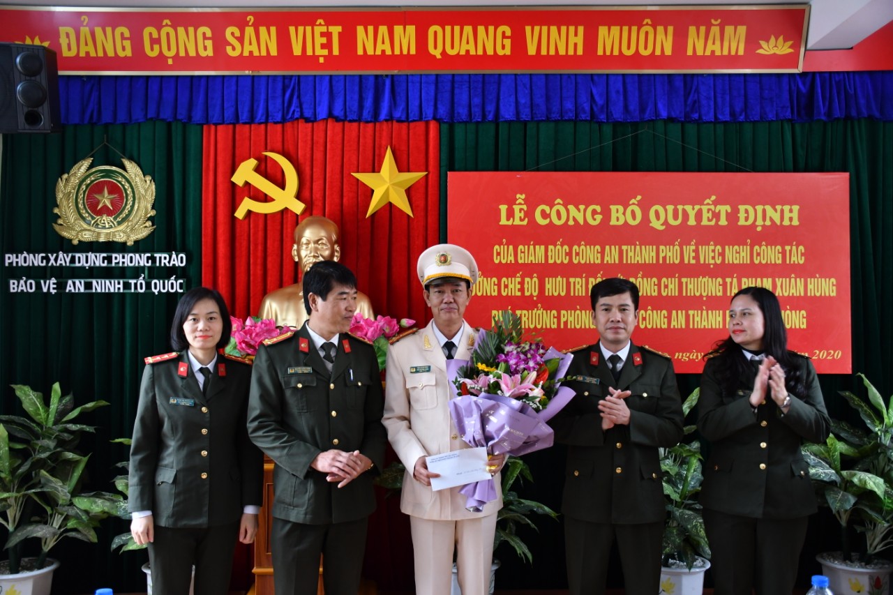 Thượng tá Lê Trung Sơn -PGĐ trao Quyết định nghỉ hưu cho lãnh đạo phòng 