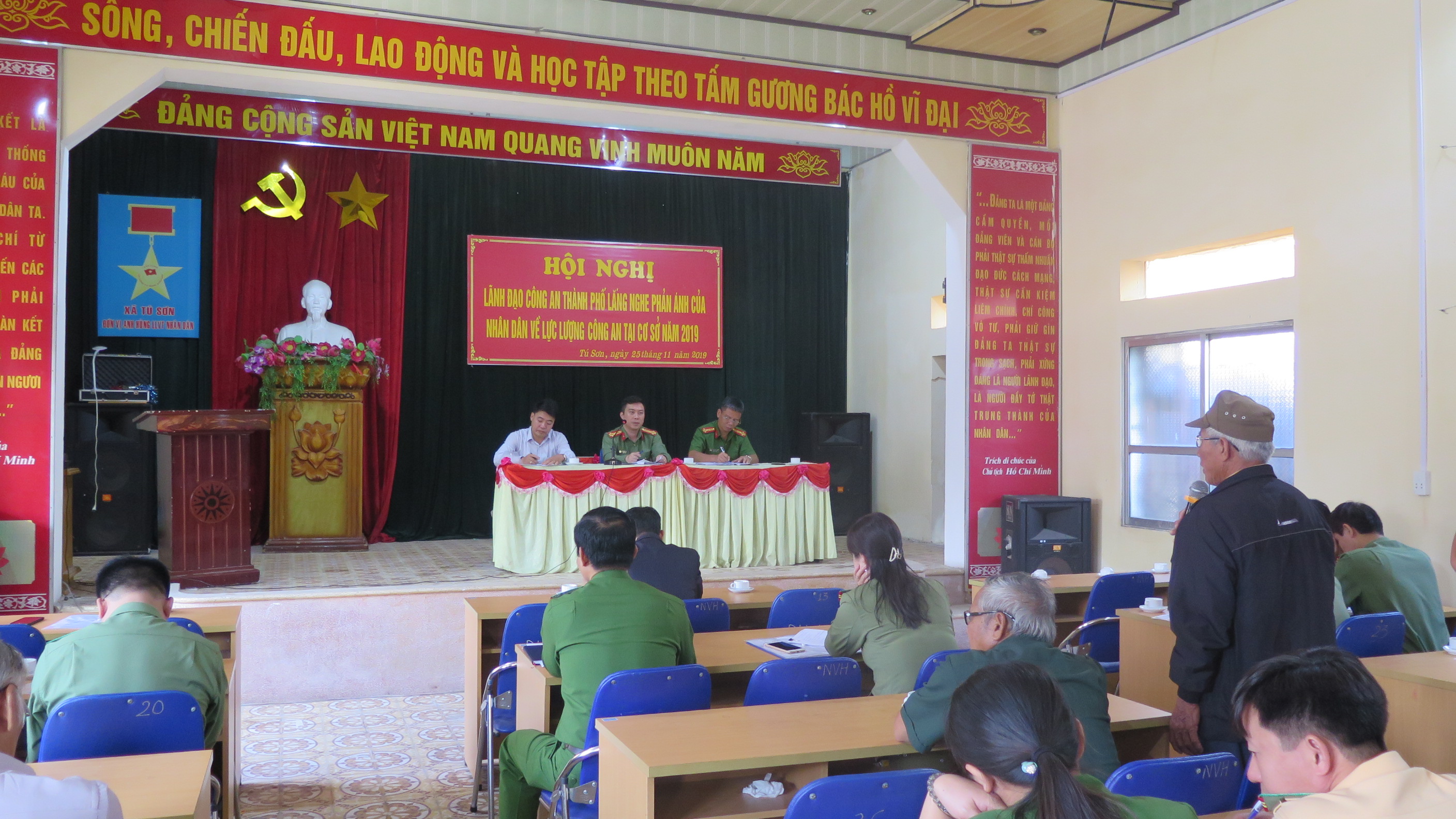 Thượng tá Lê Trung Sơn, Phó Giám đốc lắng nghe ý kiến nhân dân tại xã Tú Sơn, huyện Kiến Thụy