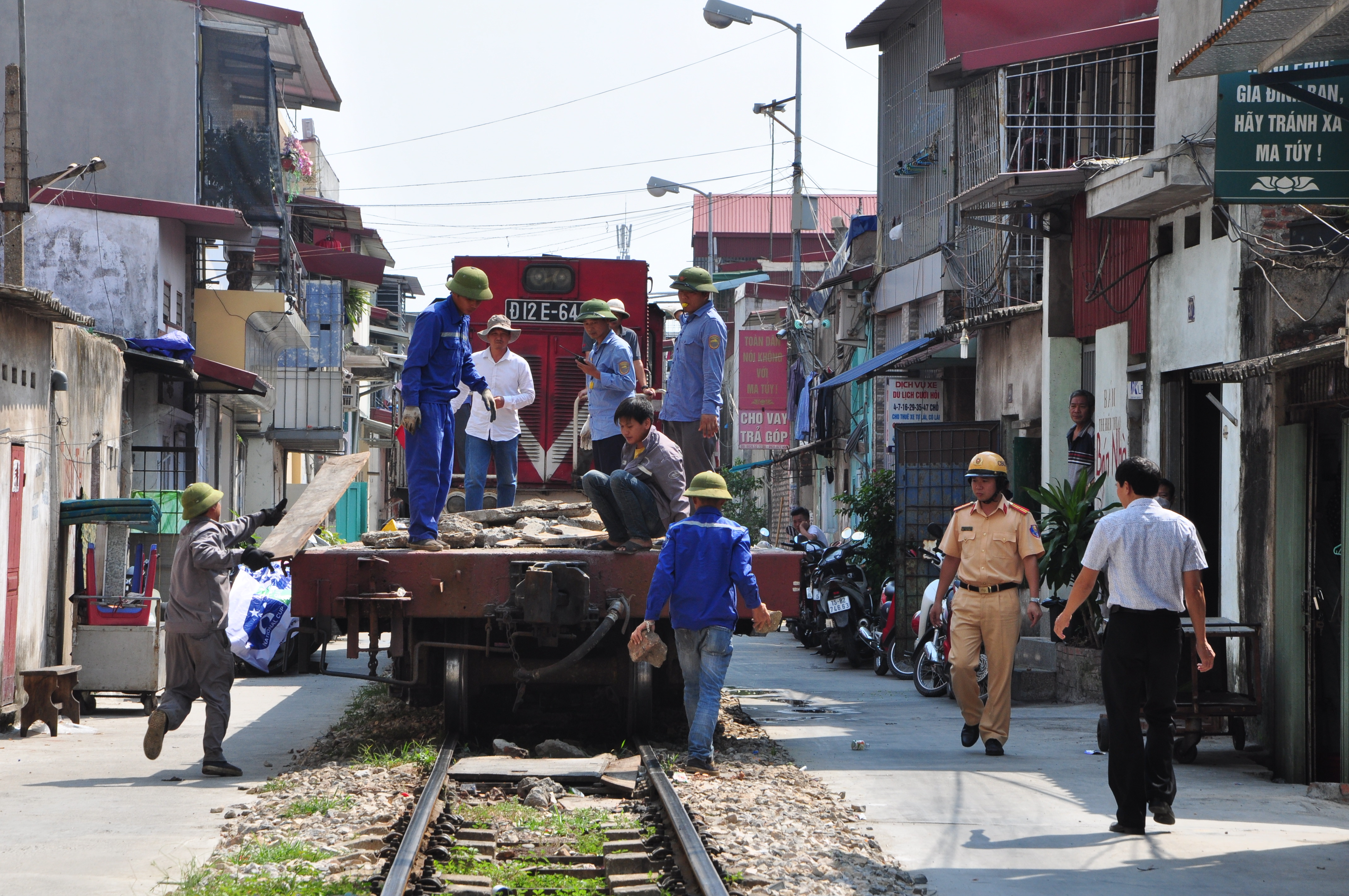 Tiếp tục giải tỏa lối đi qua đường sắt tự mở trên địa bàn