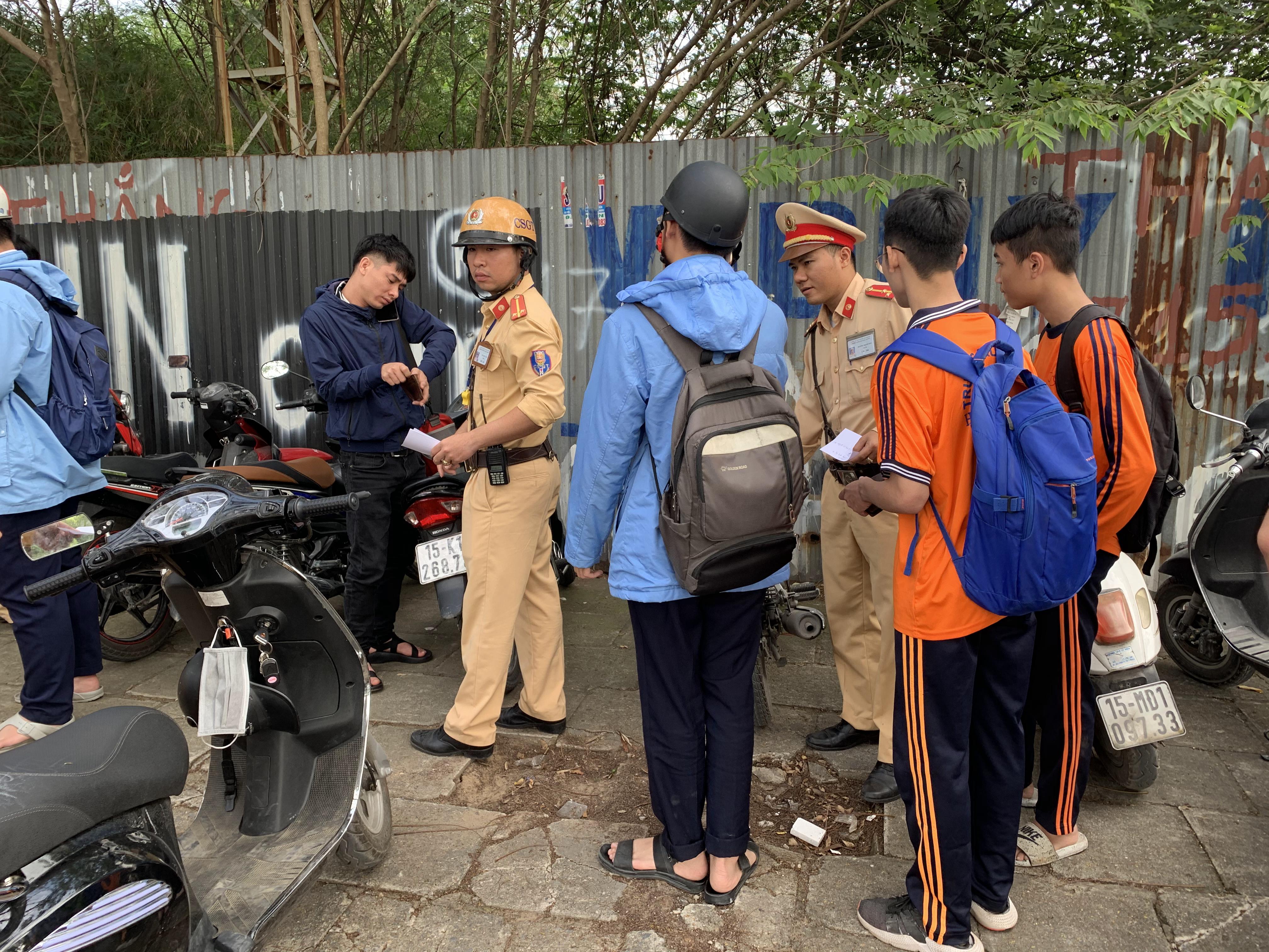 Tiếp tục xử lý 111 trường hợp điều khiển phương tiện xe máy điện, xe đạp điện, xe dưới 50cm3 sai quy định