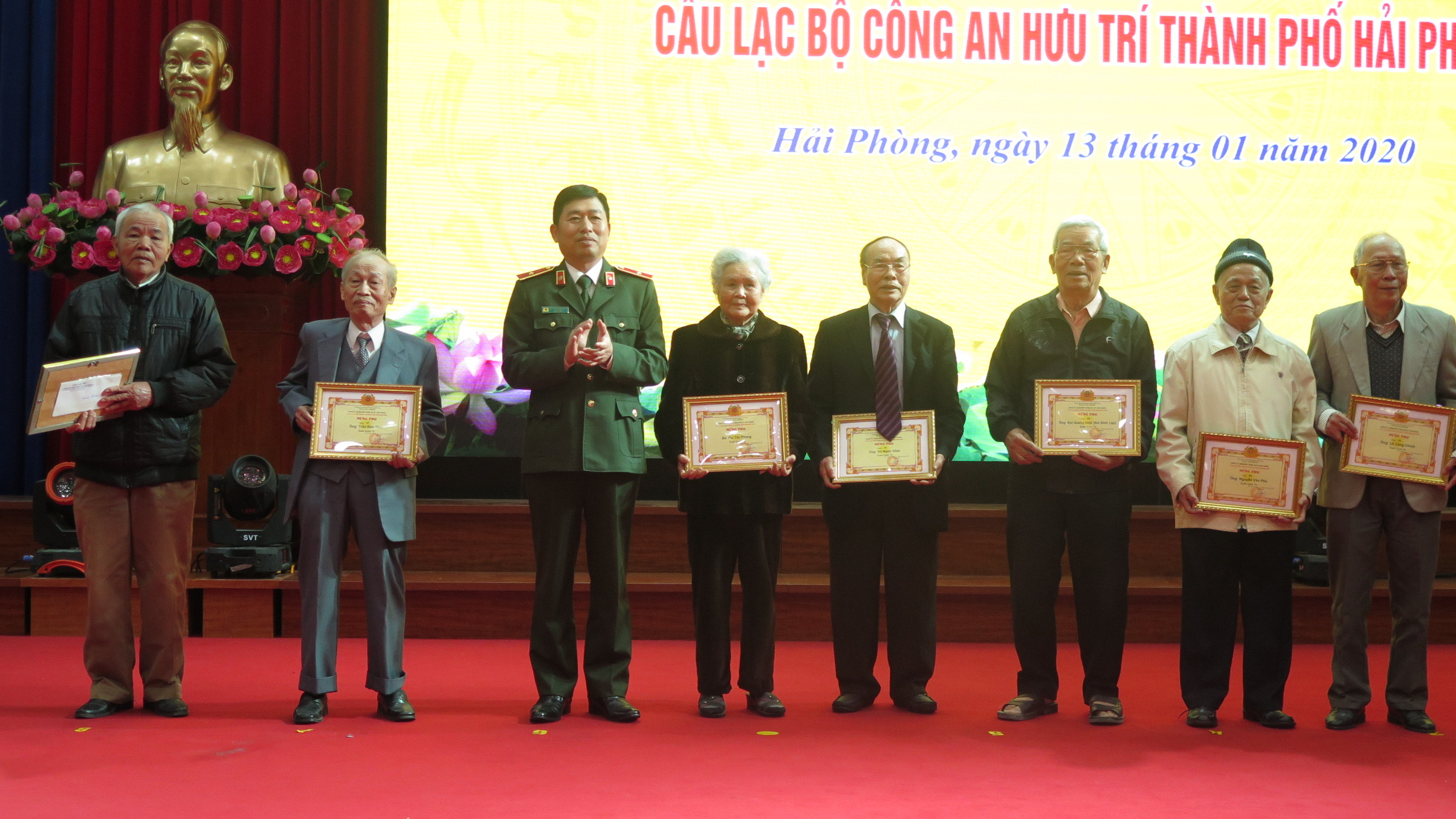 Tiếp xúc, mừng thọ hội viên Câu lạc bộ Công an hưu trí Hải Phòng