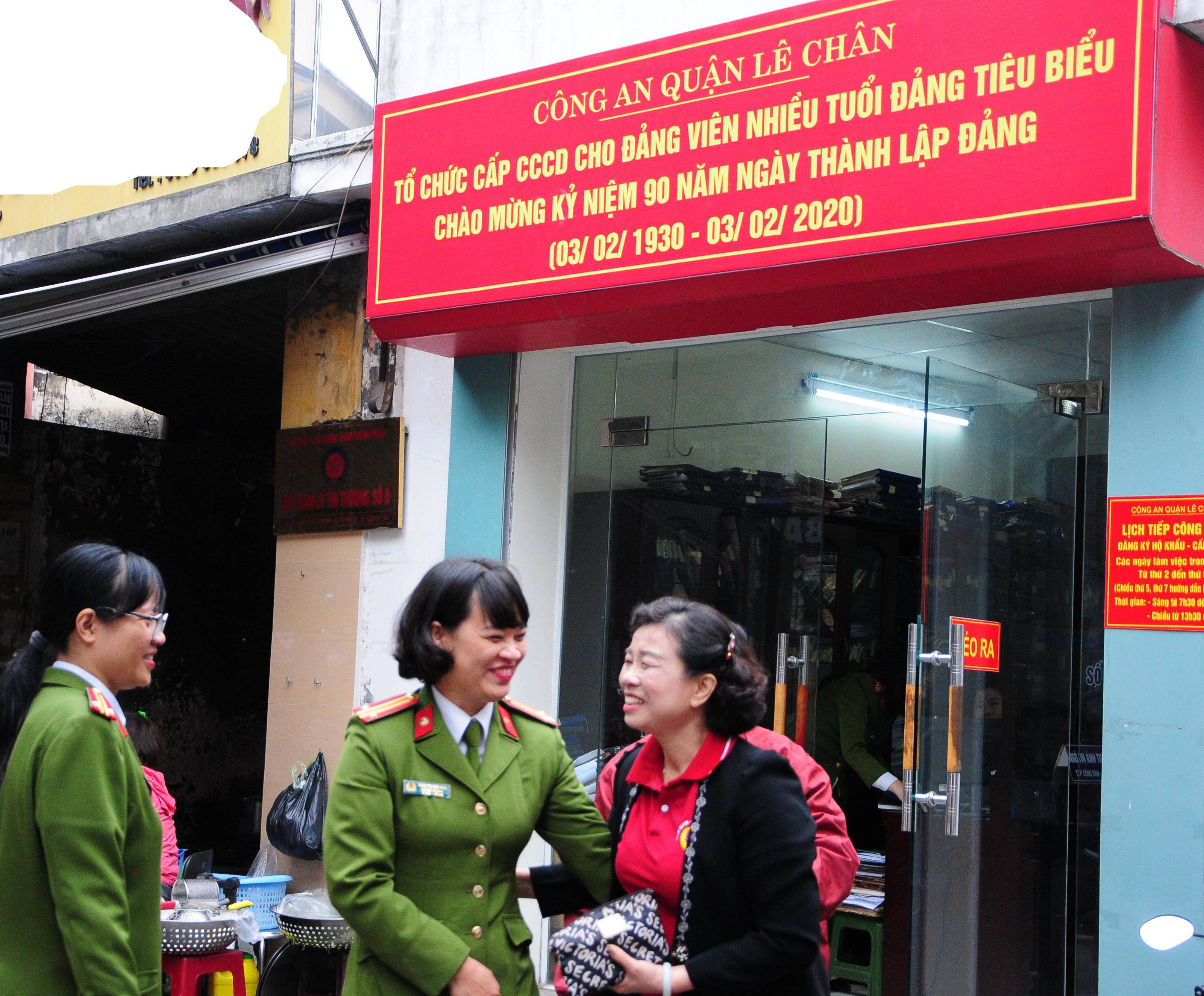 Tổ chức cấp căn cước công dân cho 90 đảng viên nhiều tuổi Đảng tiêu biểu