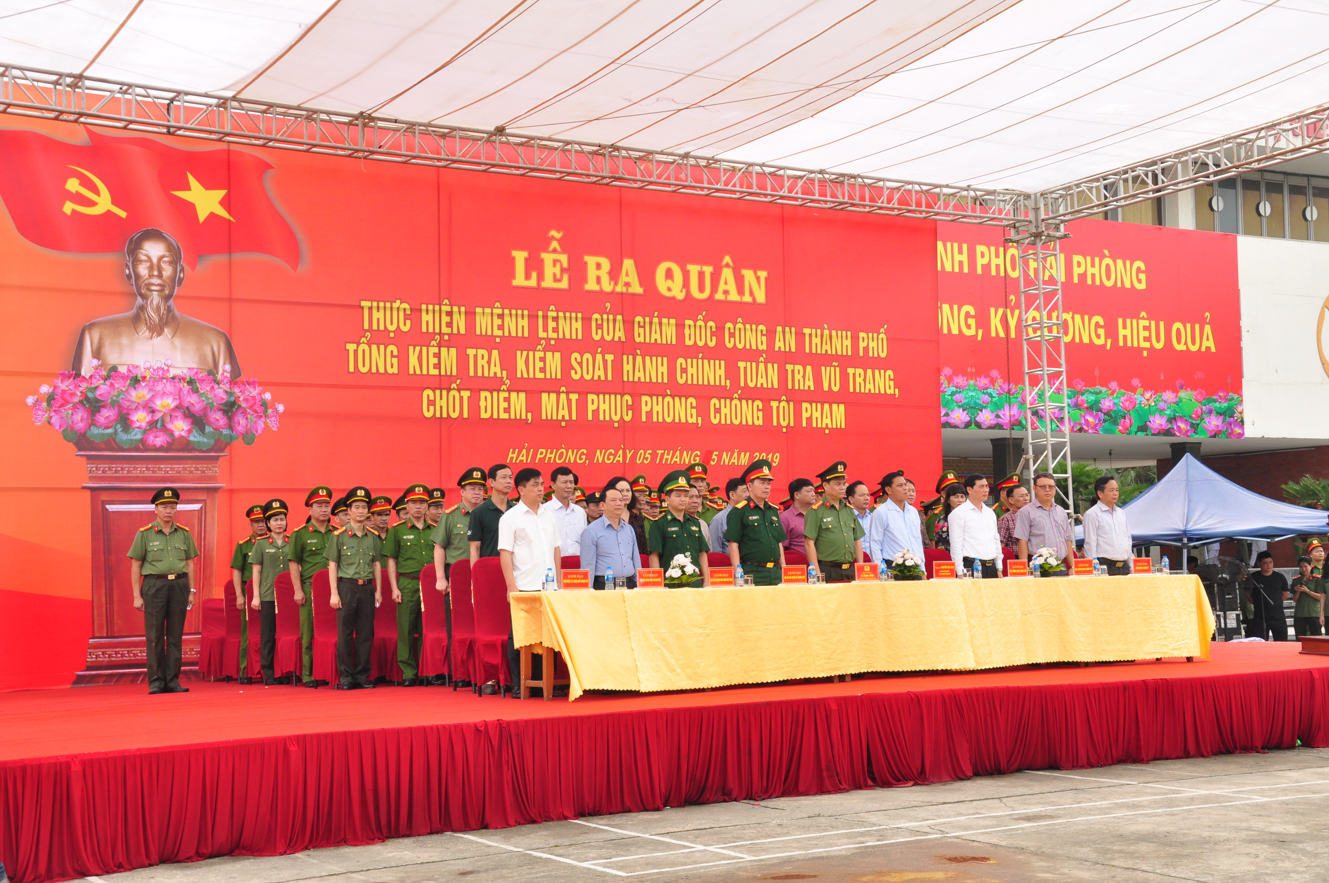 Tổ chức ra quân thực hiện Mệnh lệnh của Giám đốc Công an thành phố tổng kiểm tra, kiểm soát hành chính, tuần tra vũ trang, chốt điểm, mật phục phòng, chống tội phạm