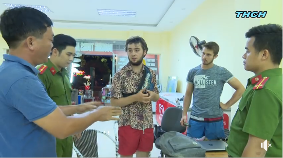 Trả lại tài sản du khách người Pháp đánh rơi ở bãi tắm Tùng Thu, Cát Bà