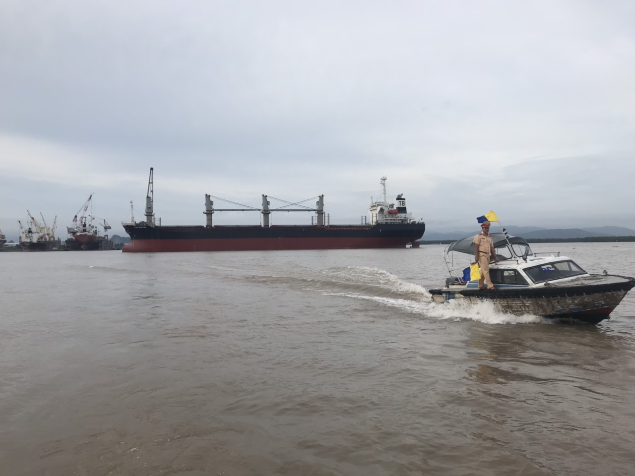 Trạm Kiểm soát giao thông Bạch Đằng: Kịp thời phân luồng, hỗ trợ tàu mắc cạn