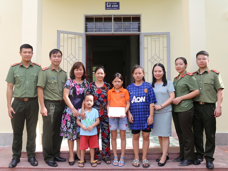 Trao quà cho học sinh có hoàn cảnh khó khăn