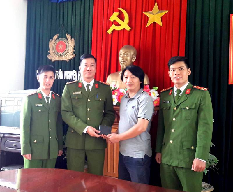 Trao trả tài sản cho người dân đánh rơi