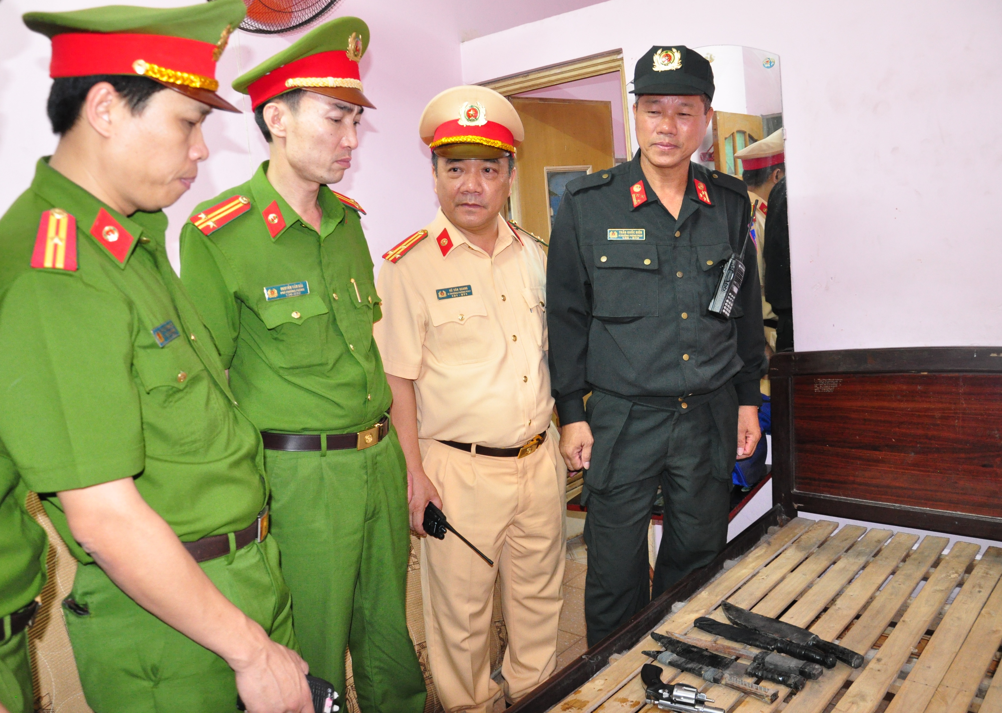 Trong đêm 21-5, các lực lượng CATP thực hiện Mệnh lệnh số 01 của Giám đốc CATP thu 1 khẩu súng, 14 viên đạn và 5 dao