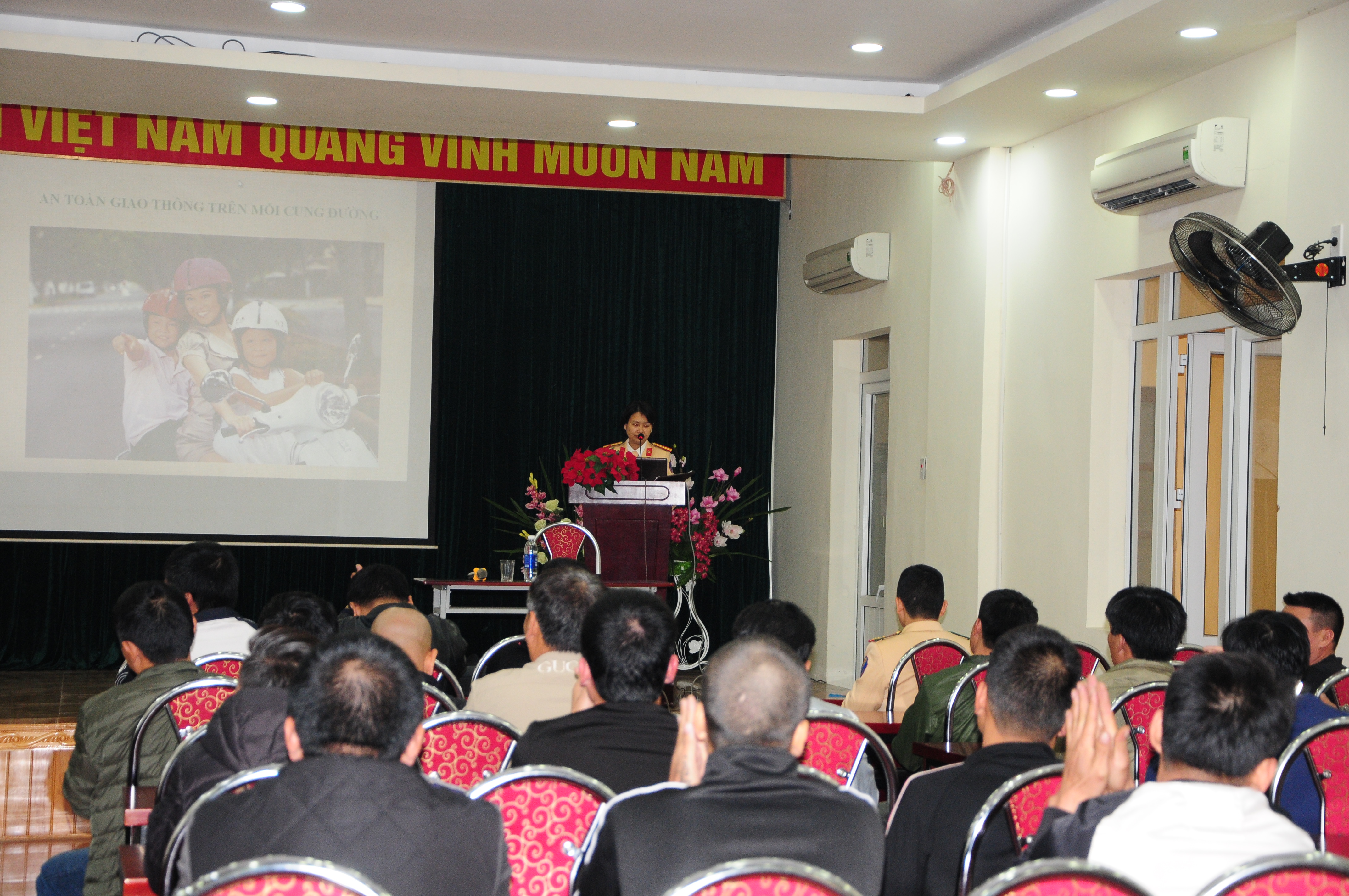 Tuyên truyền Luật Giao thông đường bộ cho nhân viên, lái xe  Công ty liên doanh TNHH Nippon Express Việt Nam