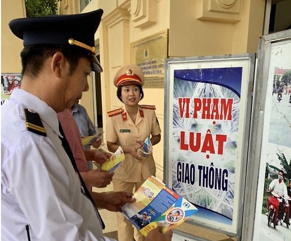 Tuyên truyền an toàn giao thông tại Bến xe Thượng Lý