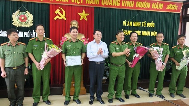 UBND thành phố khen thưởng Công an huyện An Dương và các đơn vị phá án