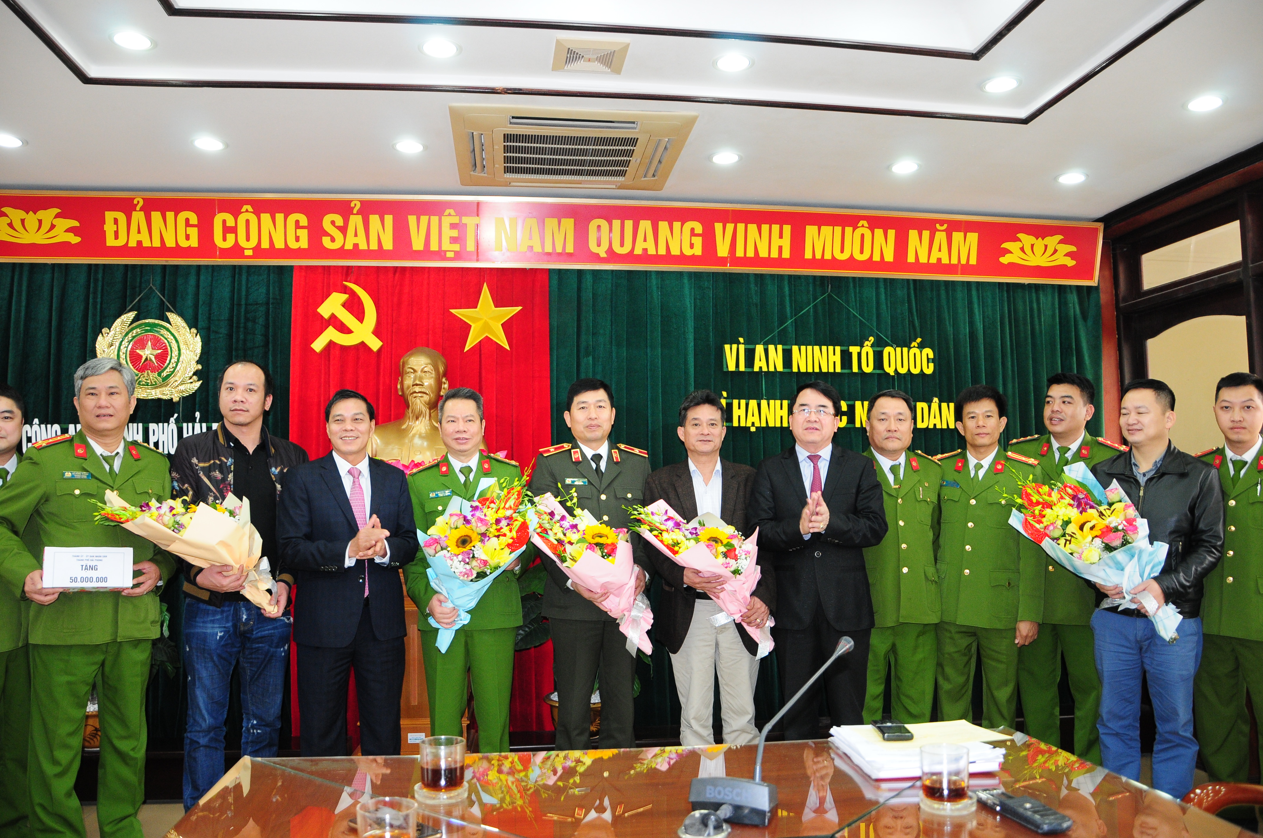 UBND thành phố khen thưởng  các đơn vị CATP khám phá vụ giết người