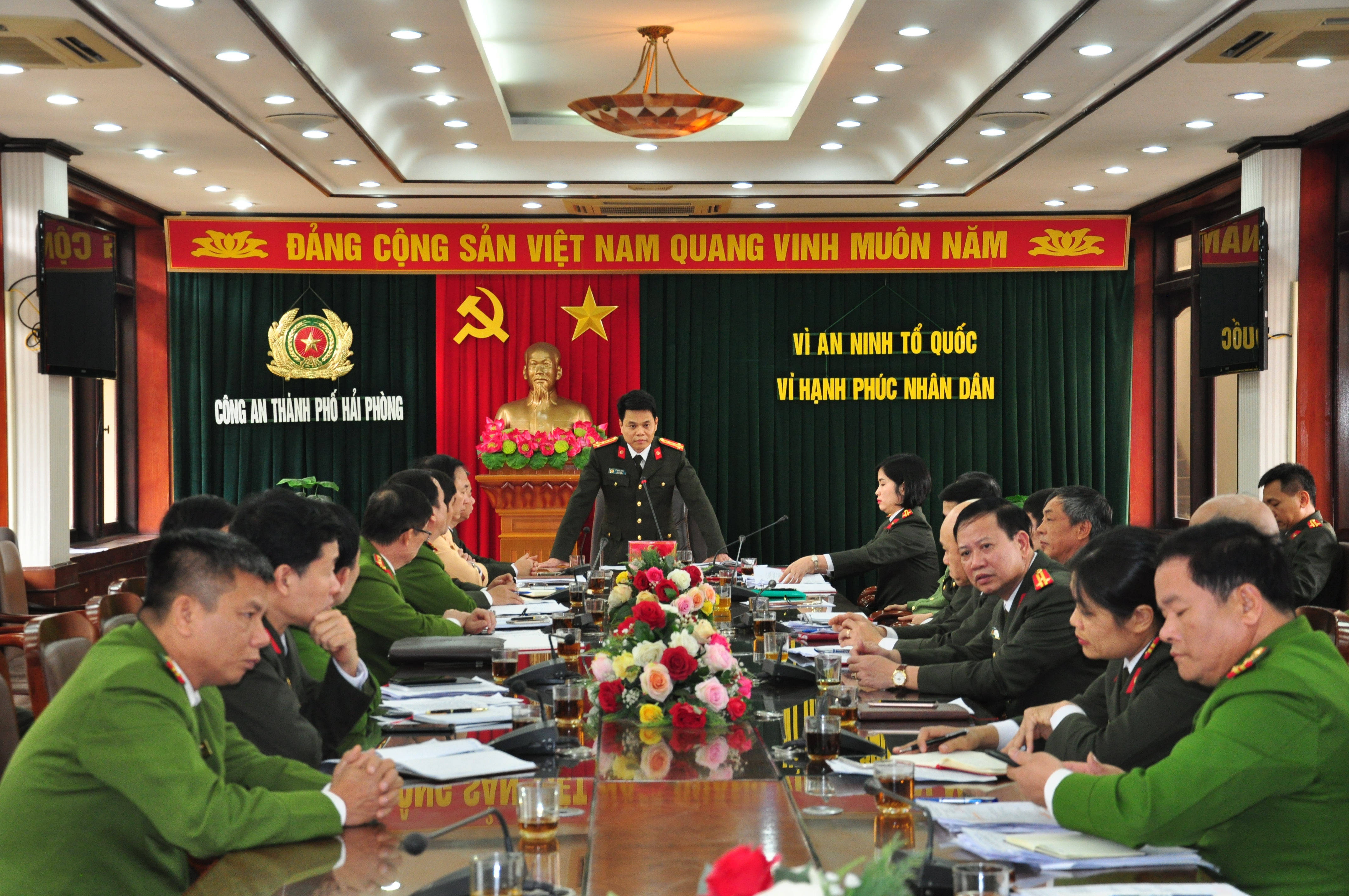 UBND thành phố khen thưởng 4 tập thể, Giám đốc CATP khen thưởng 5 cá nhân xuất sắc trong đợt cao điểm tấn công trấn áp tội phạm