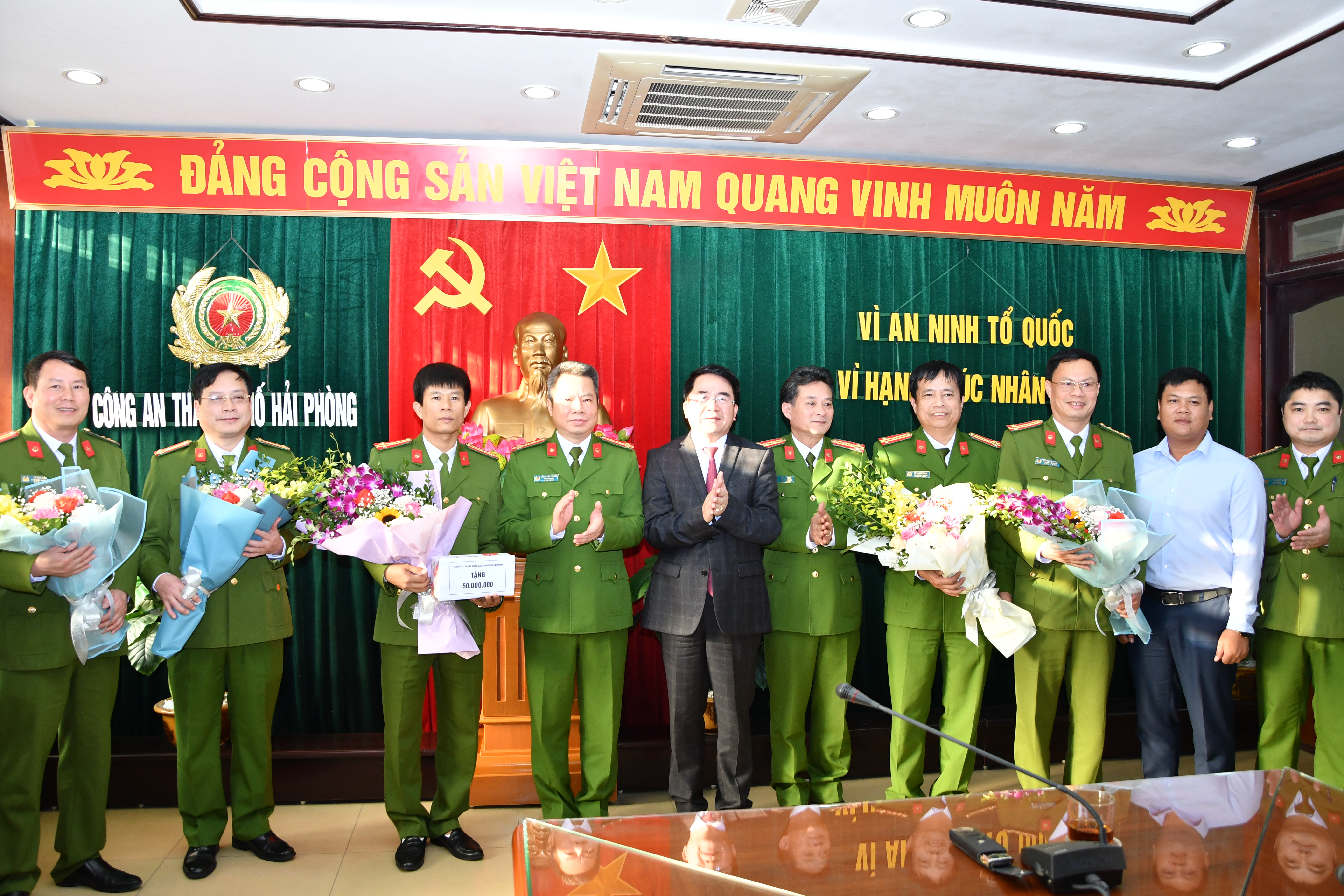 Khen thưởng Công an thành phố khám phá nhanh vụ án giết người tại xã Lê Lợi