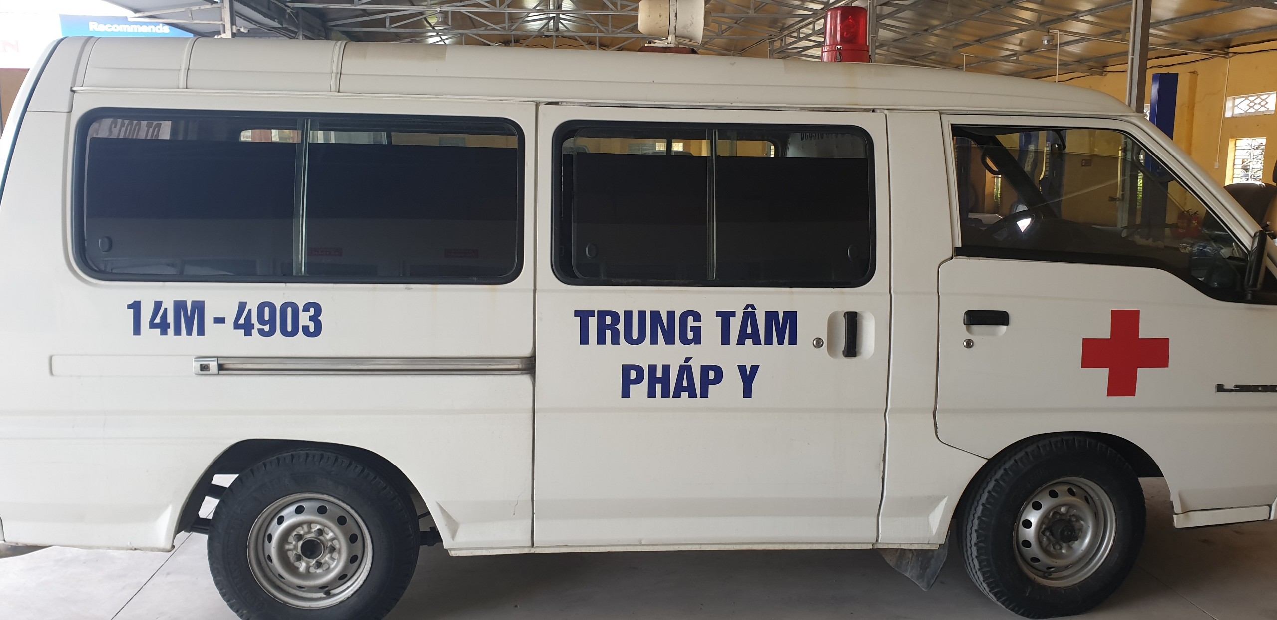 Xe dán chữ “Trung tâm pháp y” bật đèn ưu tiên, lái xe vi phạm mức cao nhất nồng độ cồn