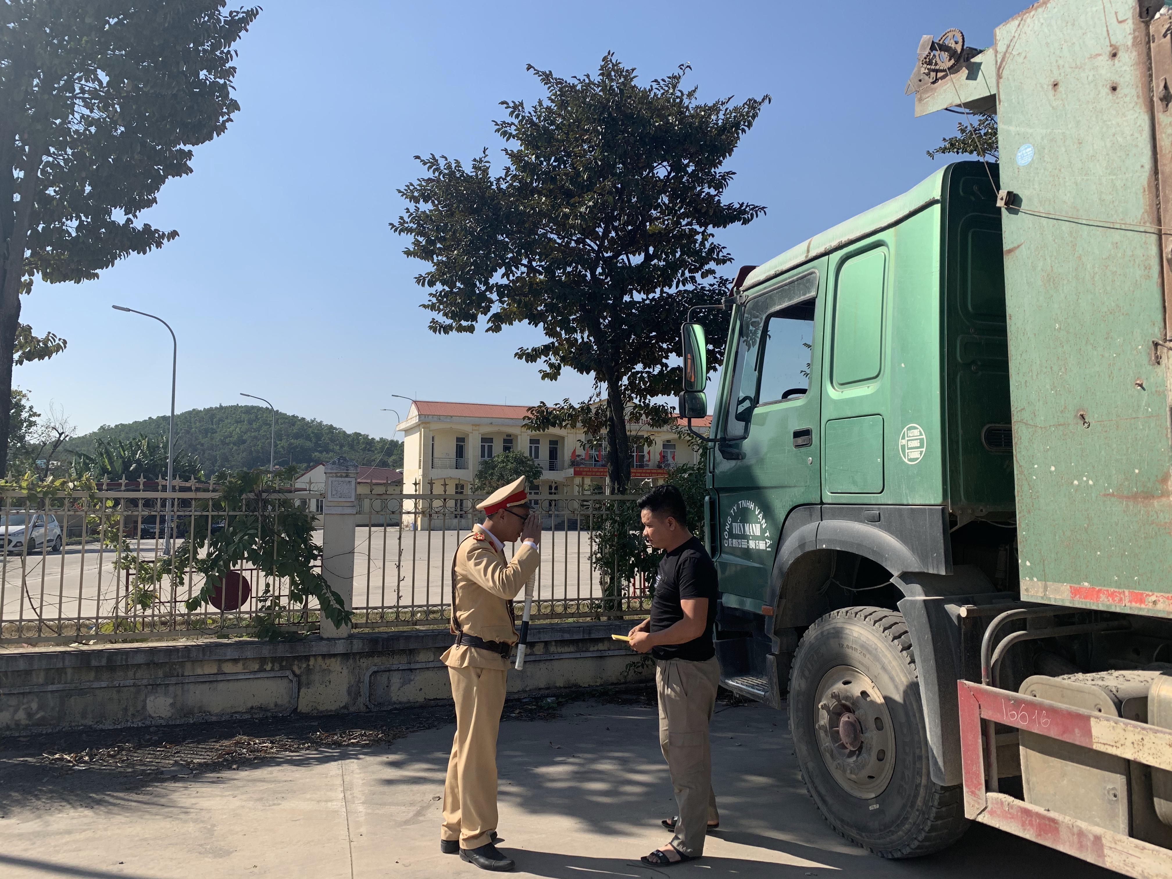 Xử lý 54  trường hợp  xe chở container vi phạm trật tự an toàn giao thông