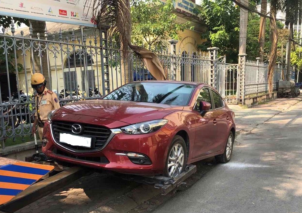 Xử lý 60 xe ô tô đậu đỗ không đúng nơi quy định