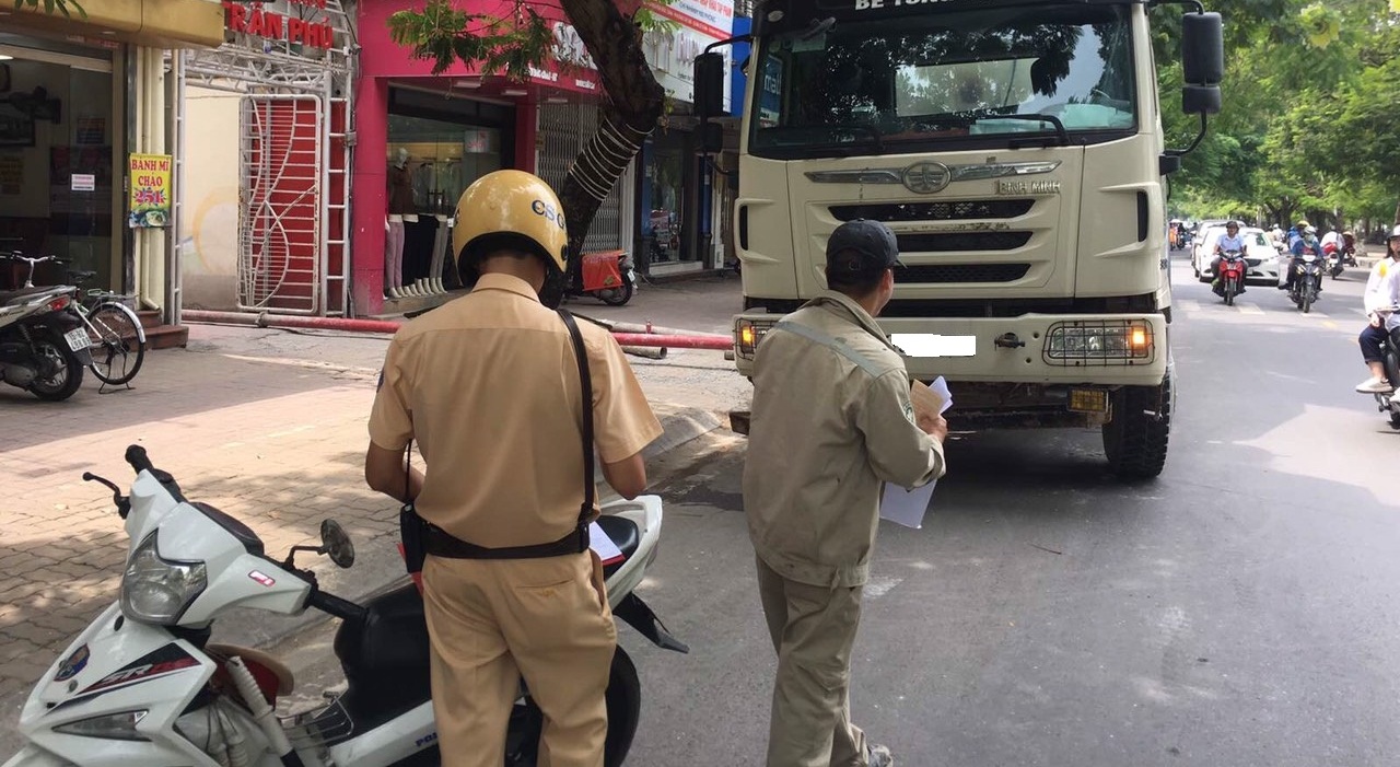 Xử lý 93 trường hợp dừng, đỗ sai quy định khu vực trung tâm thành phố