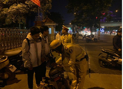 Xử lý nghiêm học sinh, sinh viên vi phạm TTATGT, dùng khẩu trang che biển kiểm soát
