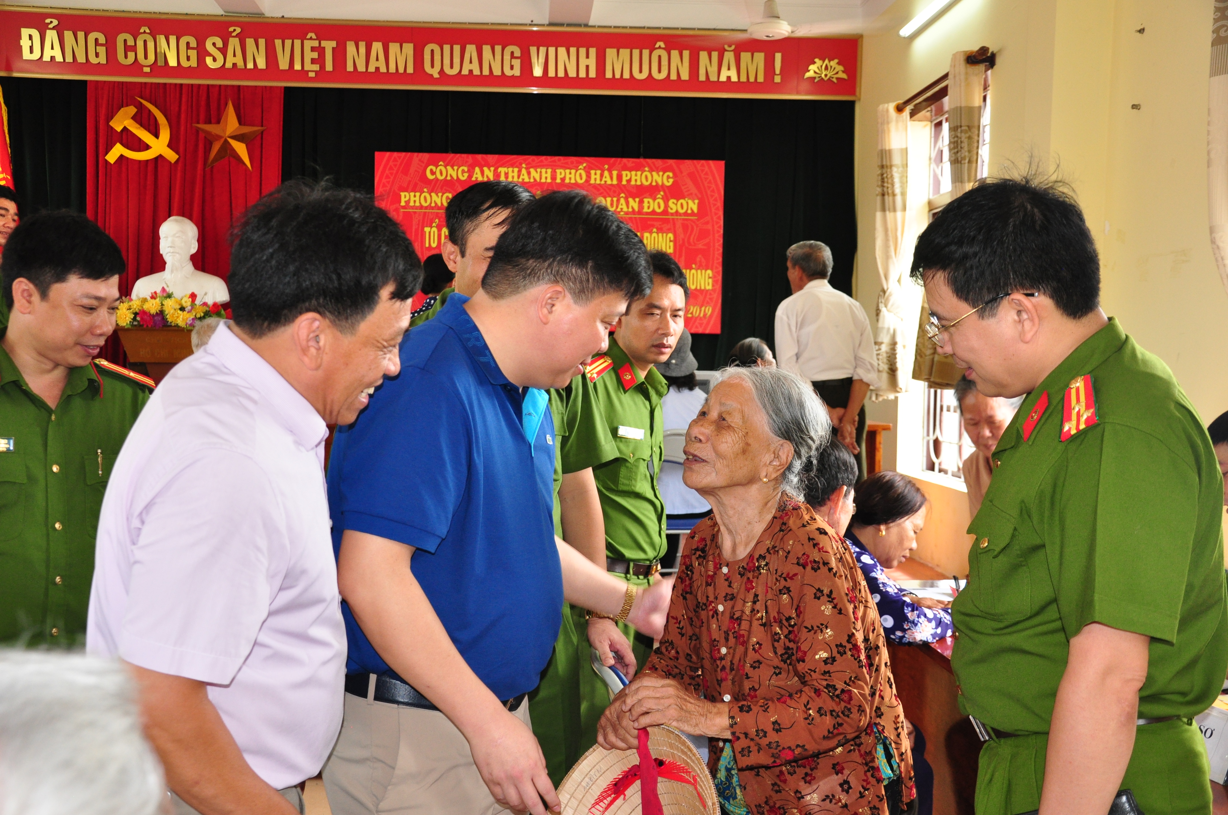 Xuống địa bàn phường Bàng La (Đồ Sơn) cấp CCCD cho người cao tuổi và các đối tượng chính sách trong ngày nghỉ cuối tuần
