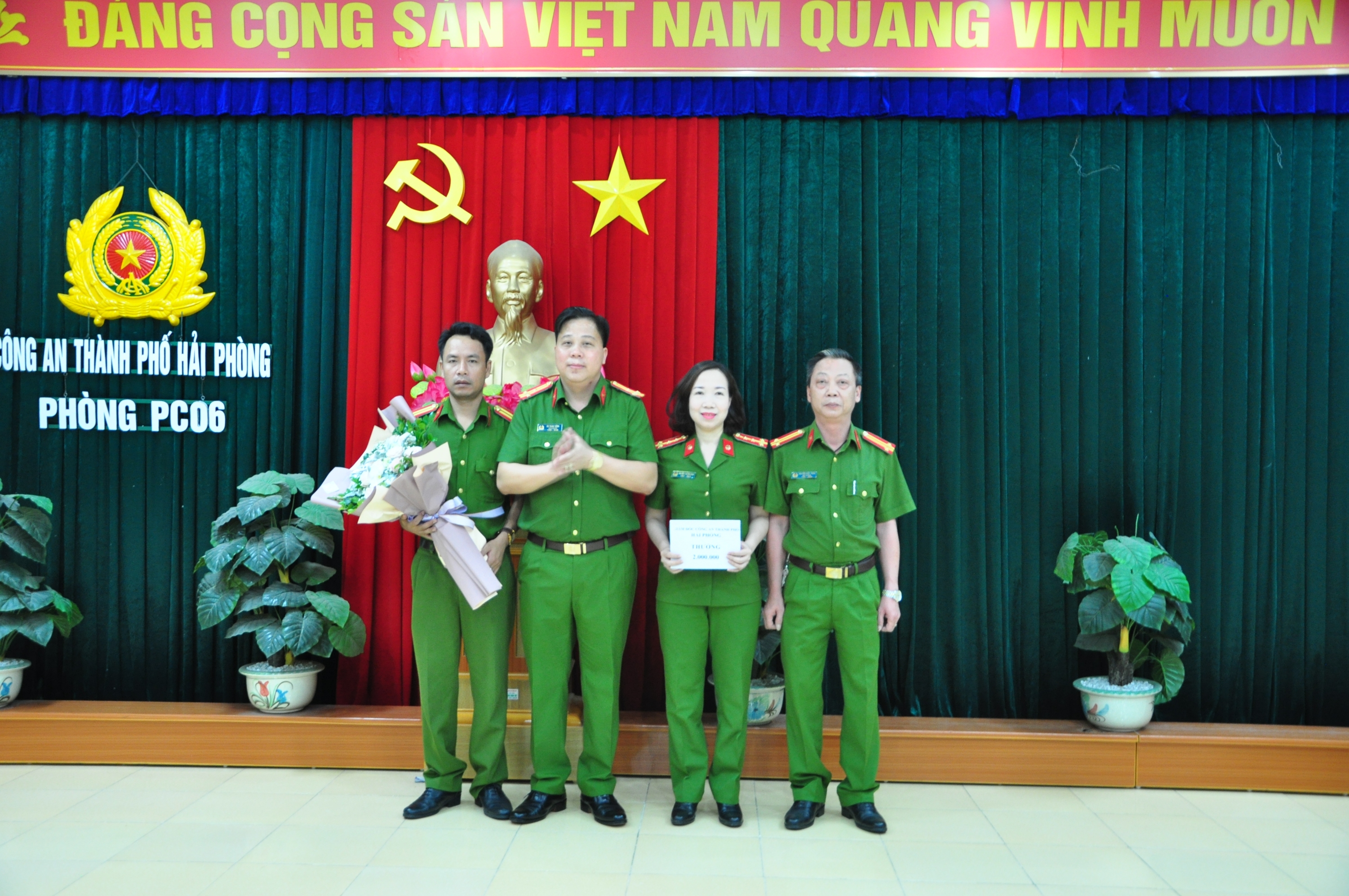  Khen thưởng Phòng Quản lý hành chính về trật tự xã hội bắt giữ an toàn đối tượng truy nã